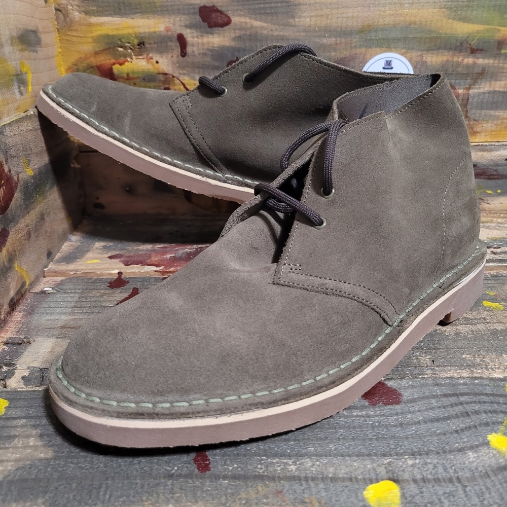 Men Clarks Chukka Boots size 10